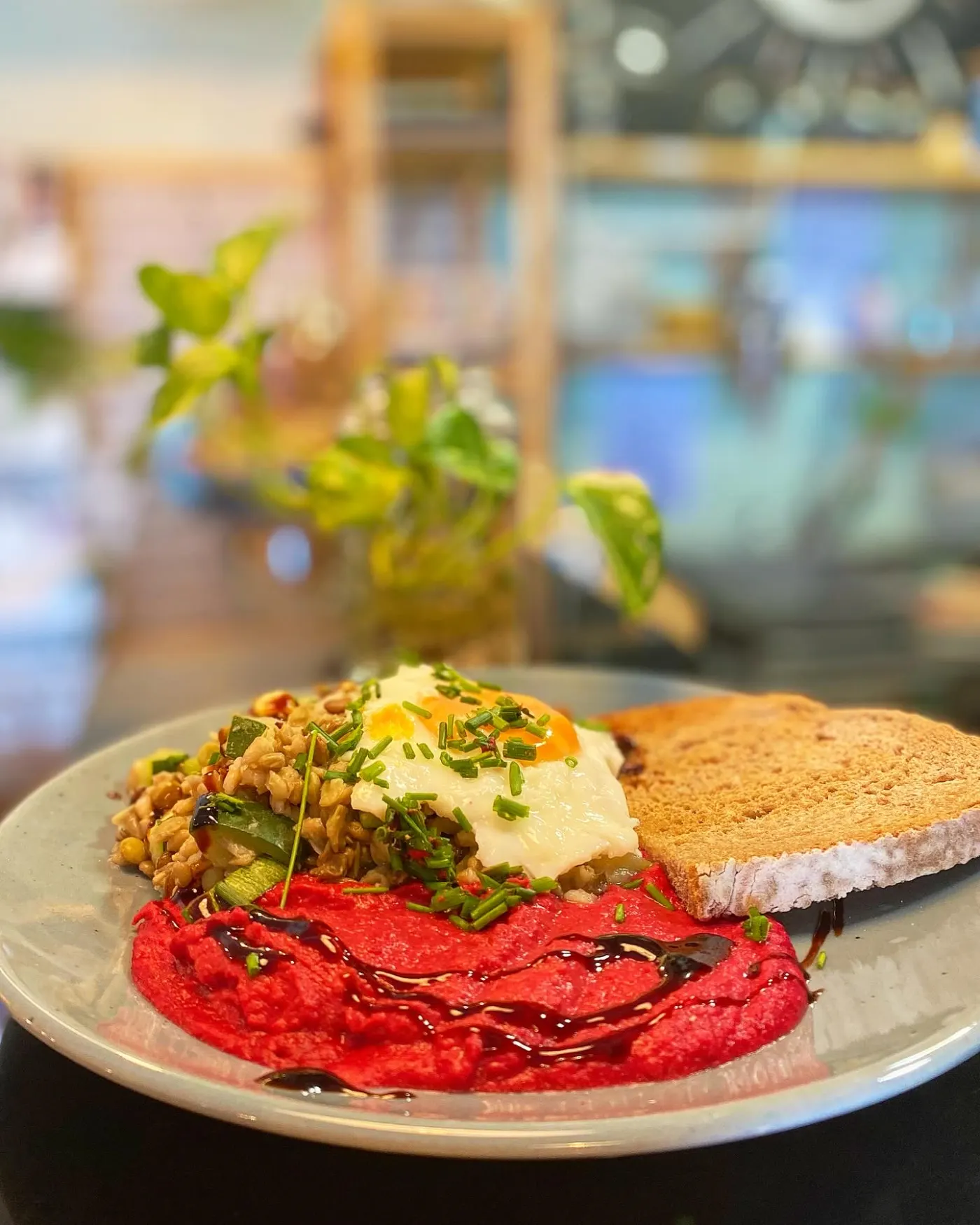 Hummus de beterraba e tosta