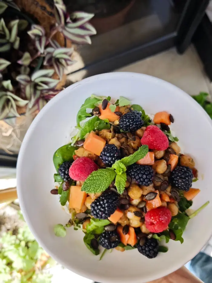 Salada verde com amoras