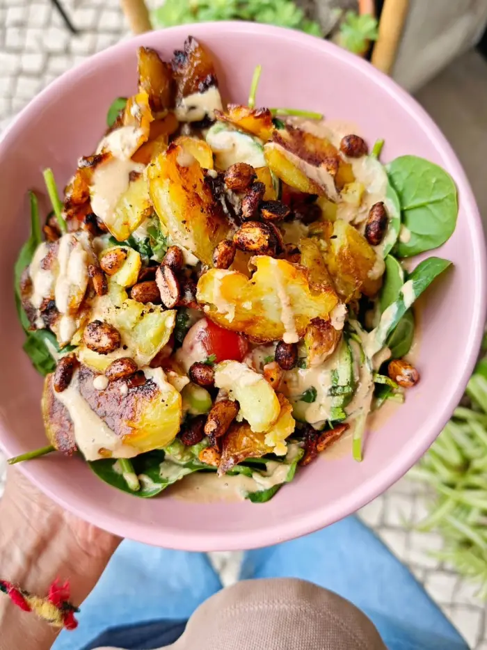 Salada com fruta e sementes